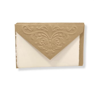 Biglietto e busta color visone in carta di Amalfi con decoro in stile pompeiano realizzato in esclusiva dalla bottega artistica de Lo Scrigno di Santa Chiara