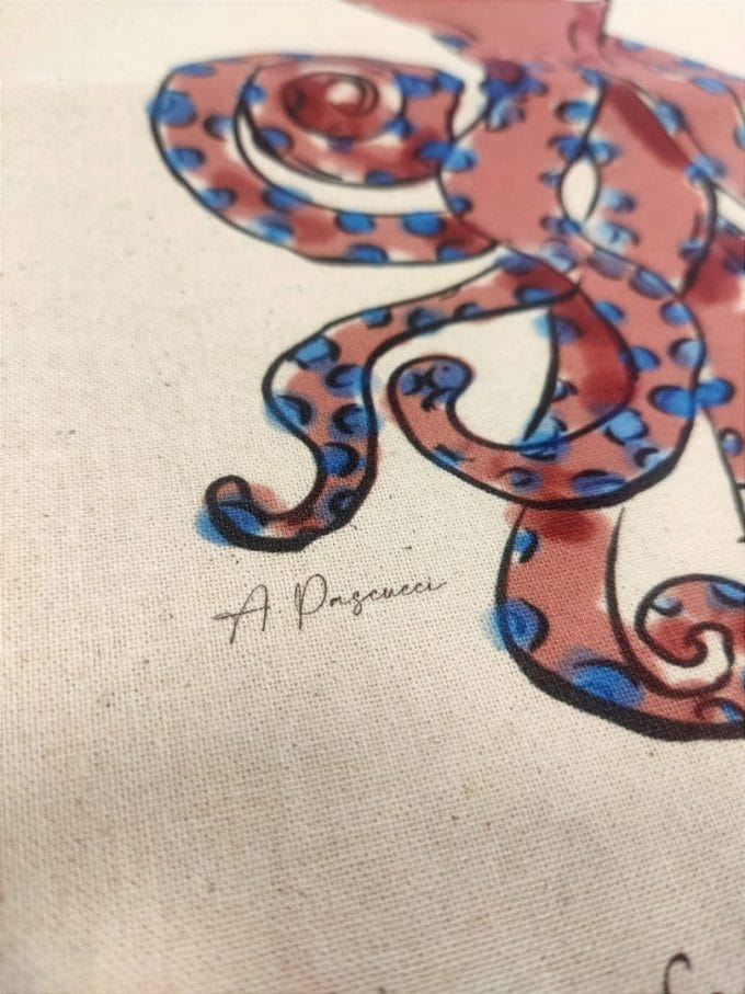 La tote bag in cotone 100% biologico con il decoro del polpo realizzato dalla bottega de Lo Scrigno di Santa Chiara