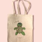 Shopper bag with an illustration of a stylized turtle made exclusively by the artistic workshop of Lo Scrigno di Santa Chiara