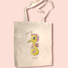 La tote bag de Lo Scrigno di Santa Chiara con decoro stilizzato del cavalluccio marino.
