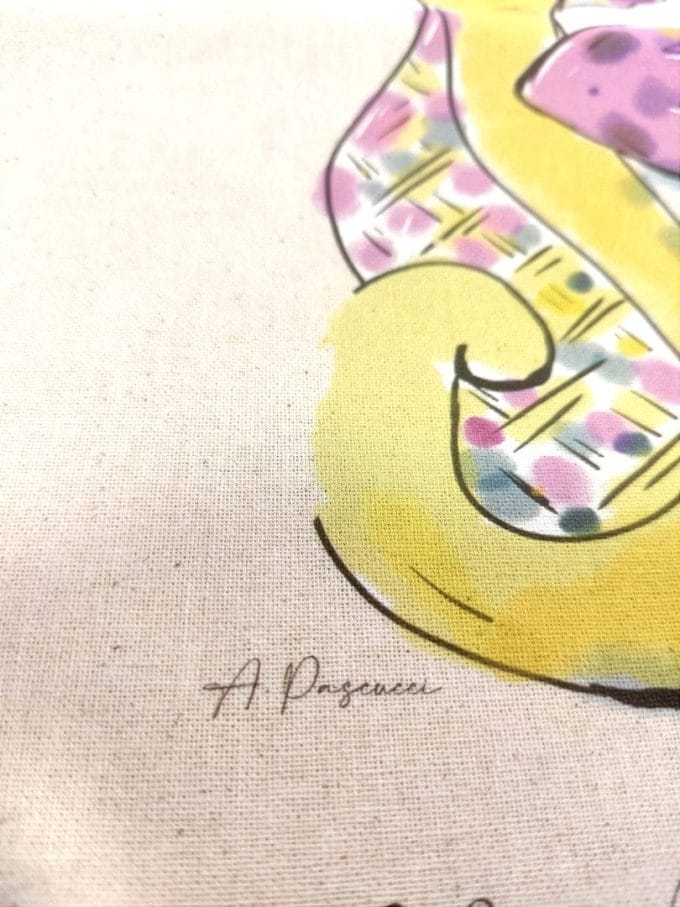 Dettaglio della firma dell'artista presente su ogni tote bags.